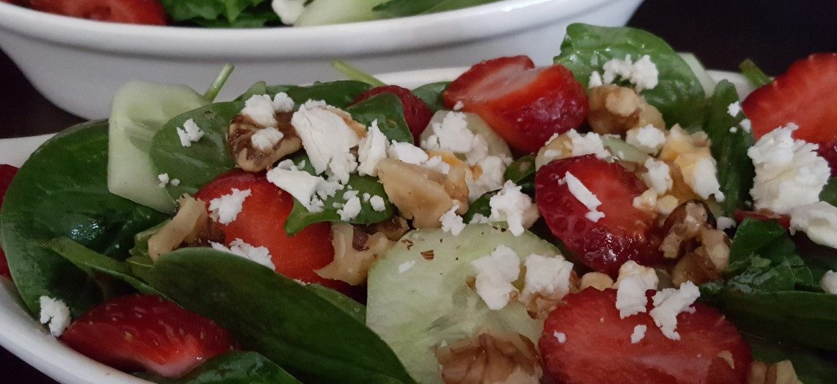 Salade aux fraises, concombres et épinards